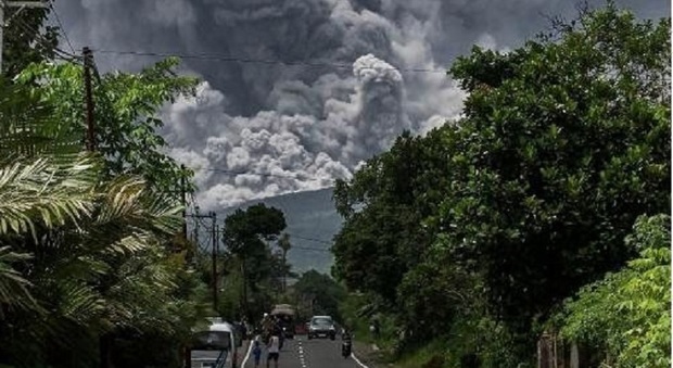 Eruzione del volcano Merapi, lava lanciata in aria fino a 7 chilometri: in allerta migliaia di persone
