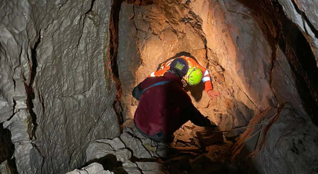 Speologo colpito da una roccia resta bloccato nella Grotta della Pissatela a 70 metri di profondità