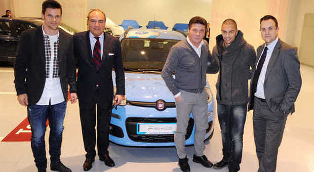 Alcuni giocatori del Napoli con l'allenatore Mazzarri e la Panda autografata