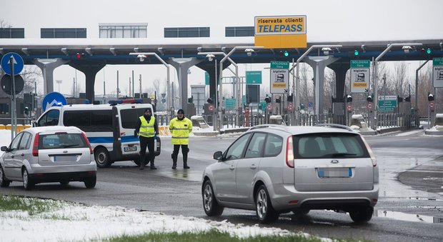 Maltempo, pioggia gelata sulle autostrade: chiusi tratti di A1 e A26