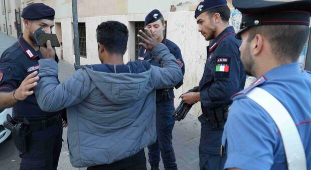 VIOLENTO Il giovane è stato immobilizzato dai carabinieri dopo una breve colluttazione (foto d'archivio)