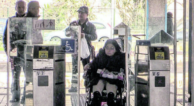 Roma-Lido, tornelli in tilt: disabile bloccata in stazione