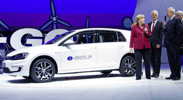 La cancelliera Merkel con il presidente della Volkswagen Winterkorn sullo stand di Francoforte