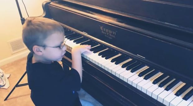Bimbo di 6 anni quasi cieco suona Bohemian Rhapsody al piano: il web impazzisce