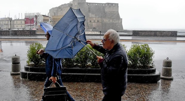 Maltempo in Campania, allerta meteo prolungata fino alle 14 di lunedì