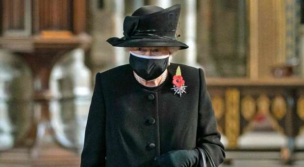 Regina Elisabetta, con la mascherina per la prima volta in pubblico: è successo a Westminster