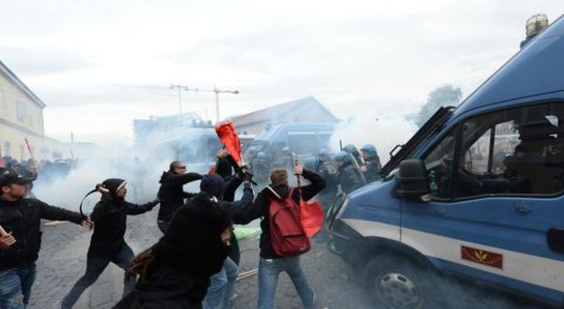 Napoli, scontri e tensione al corteo contro lo 'Sblocca Italia'. Barricate, mazze e petardi contro i poliziotti