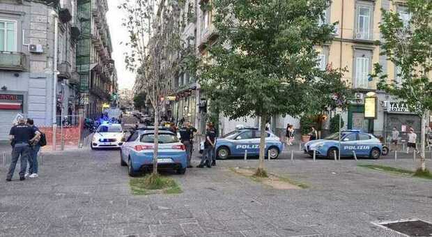 Napoli, a Piazza Garibaldi danneggia il bar e si oppone alla polizia: arrestato 43enne