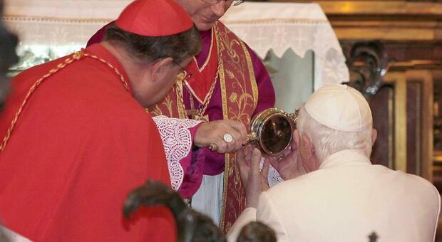 Papa Ratzinger bacia l'ampolla del sangue di San Gennaro