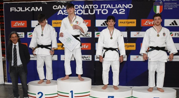 Alessandro Bicorgni sul gradino più alto del podio alle gare del PalaBarton