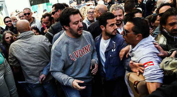 Livorno, uova contro Salvini durante comizio, lui replica: «Siete degli sfigati»