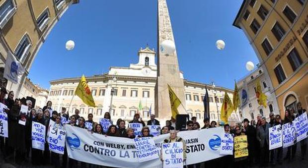 Una manifestazione davanti a Montecitorio