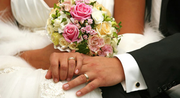 Matrimoni con sconosciuti e contratti di lavoro finti per restare in Italia: 72 indagati