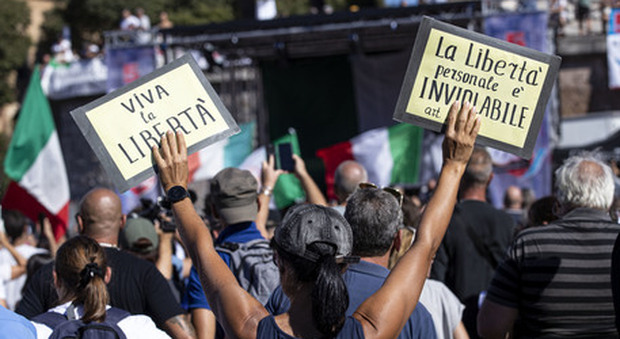 Negazionisti a Roma, altolà della polizia: «In piazza solo con le mascherine»