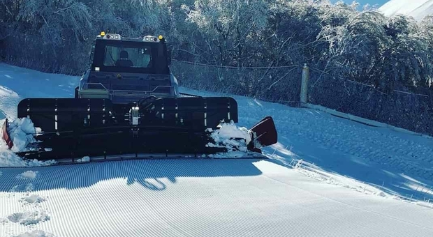 Un mezzo al lavoro per sistemare la neve