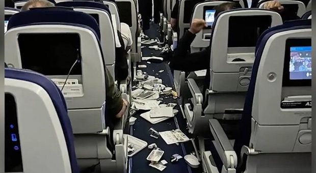 Turbolenza sul volo, 7 feriti e caos a bordo: la compagnia chiede ai passeggeri di cancellare foto e video