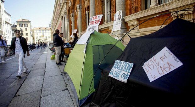 Milano, gli universitari si accampano davanti alla Statale contro il caro affitti
