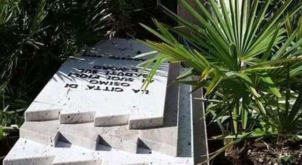 Osimo, vandali contro la stele che ricorda le vittime del lavoro