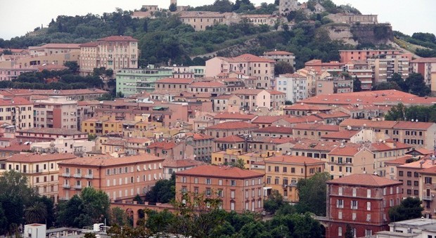 Ancona, più di 100 mila abitanti tanti stranieri, single e anziani