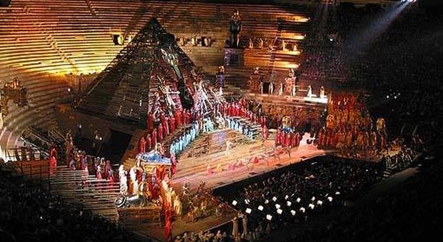 L'Arena di verona durante una rappresentazione dell'Aida