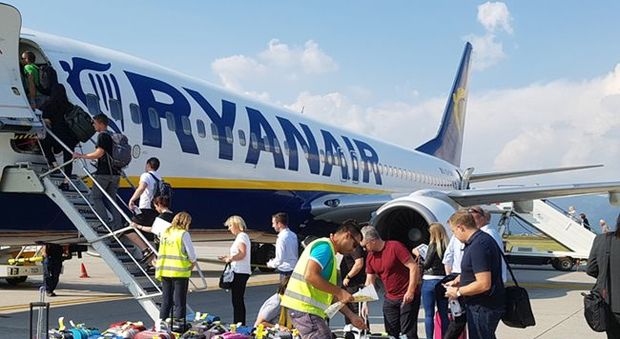 Ryanair, nuove regole sul bagaglio a mano: da domani niente trolley a bordo