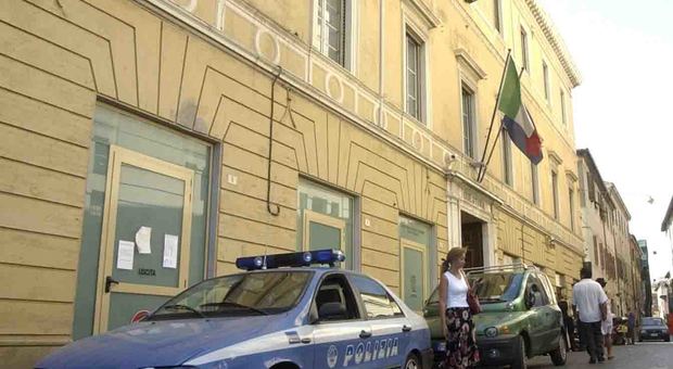 Pesaro, aggredì i poliziotti in questura: somalo condannato a dieci mesi