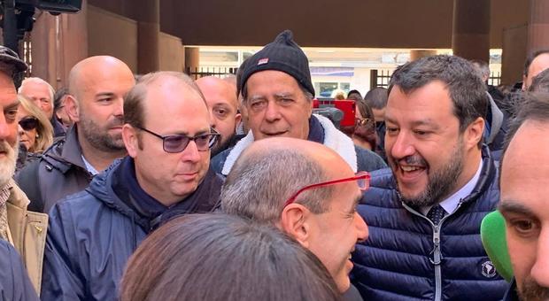Roma, Salvini fa un blitz nelle case popolari di Ostia: "Sono senza riscaldamento, la Raggi si vergogni"