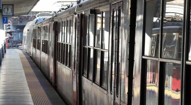 Lancio di pietre contro treno in corsa vicino Napoli, ferita una ragazza