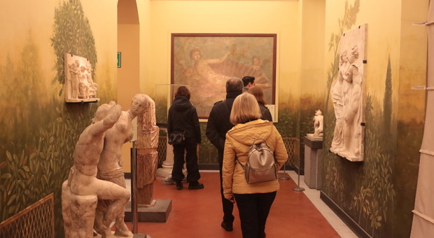 A Napoli folla di turisti nei musei