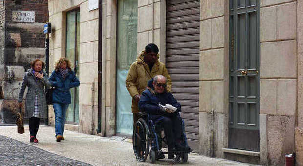 Prelievi col bancomat dell'anziano: a processo il badante marocchino