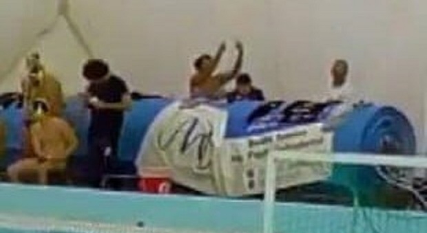 Rissa in piscina durante Osimo-Rapallo (Serie B Pallanuoto), mano pesante del giudice: fioccano multe e squalifiche