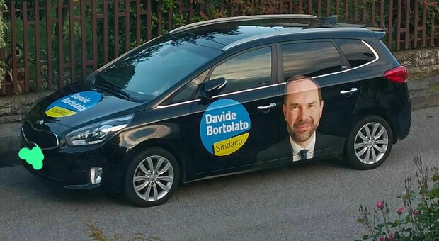 Bufera a Mogliano. Il sindaco Davide Bortolato fa campagna elettorale con gli adesivi sull'auto, il candidato del centrosinistra: «È bullismo istituzionale»