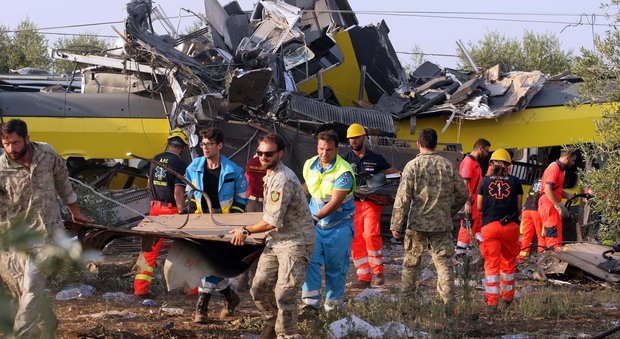 Puglia, scontro tra due treni con pendolari e studenti: 23 morti, nessun disperso