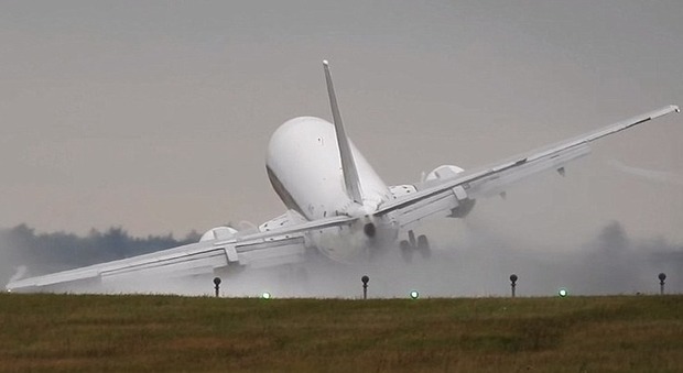 Praga, il Boeing non riesce ad atterrare e sbatte con un'ala sulla pista