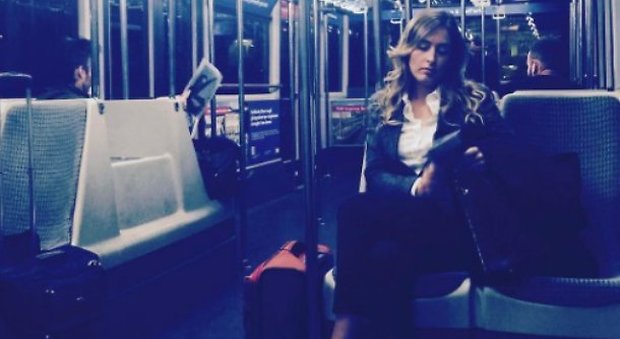 Maria Elena Boschi sola sul tram: la foto scatena i commenti su Instagram