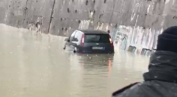 Roma, si alza il livello del Tevere: auto sommersa dall'acqua