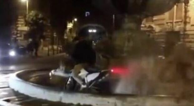 Roma, con lo scooter dentro la fontana di Piazza Mincio: il video è virale