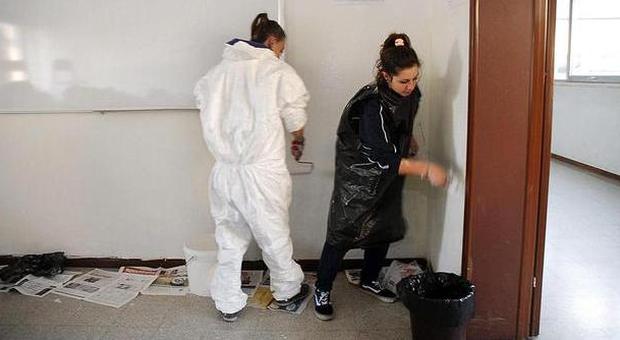 Studenti impegnati a tinteggiare le pareti di un'aula del Gritti (PhotoJournalists)