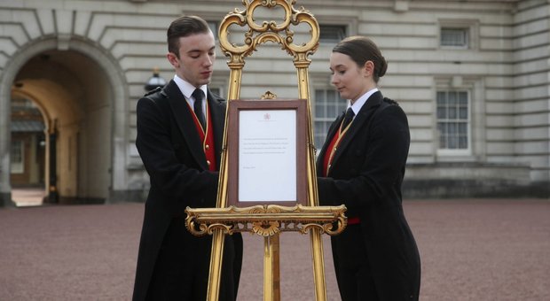 Royal baby nato, l'annuncio uffficiale affisso a Buckingham Palace FOTO