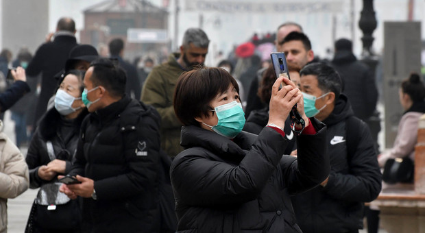 Turisti cinesi a Venezia con la mascherina di protezione
