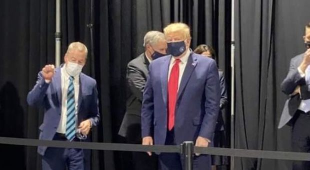 Coronavirus, Trump cede e indossa la mascherina in pubblico alla Ford