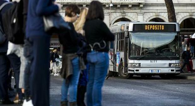 Trasporti, sciopero bianco: bus pieni a rischio contagio