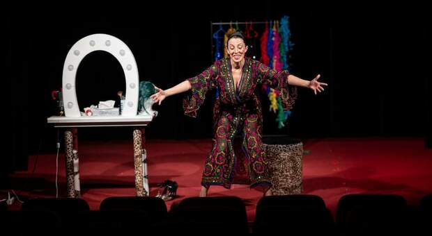 Teatro Genovesi: Viola di Caprio in scena con lo spettacolo «Burla»