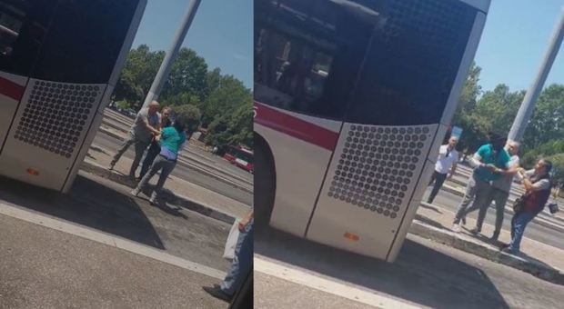 Roma, ragazzo straniero senza biglietto sul bus Atac reagisce ai controllori e scappa