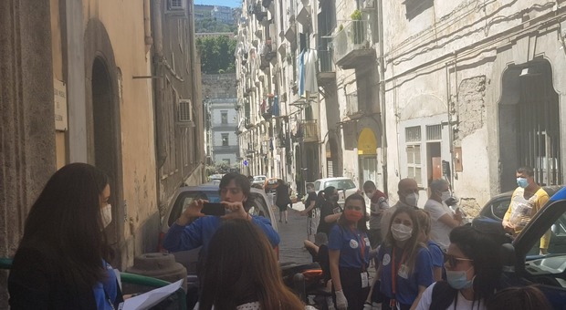 I volontari distribuiscono le pizze a Montesanto