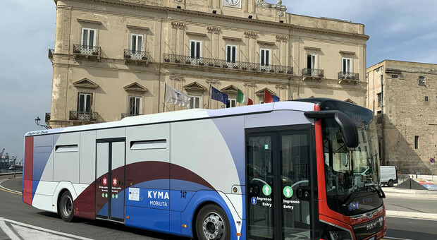 Un bus dell'Amat nei pressi del Palazzo di Città di Taranto