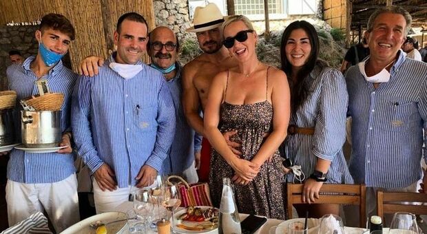 Capri, Katy Perry e Orlando Bloom al beach club La Fontelina