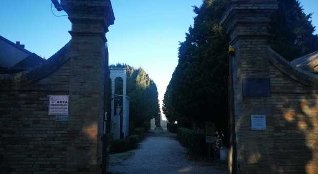 L'ingresso del cimitero di Castelfidardo
