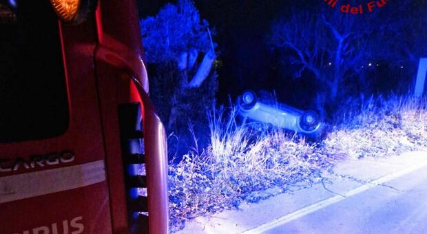 Salento, si ribaltano con l'auto sulla Statale: spettacolare incidente, due ragazze illese