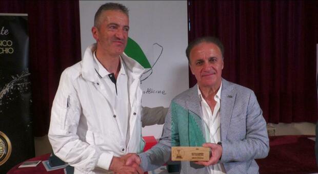 Il sindaco di Staffolo Sauro Ragni premia Finocchi.